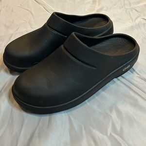 OOCLOOG CLOG - BLACK. UNISEX. SIZE M6-W8.